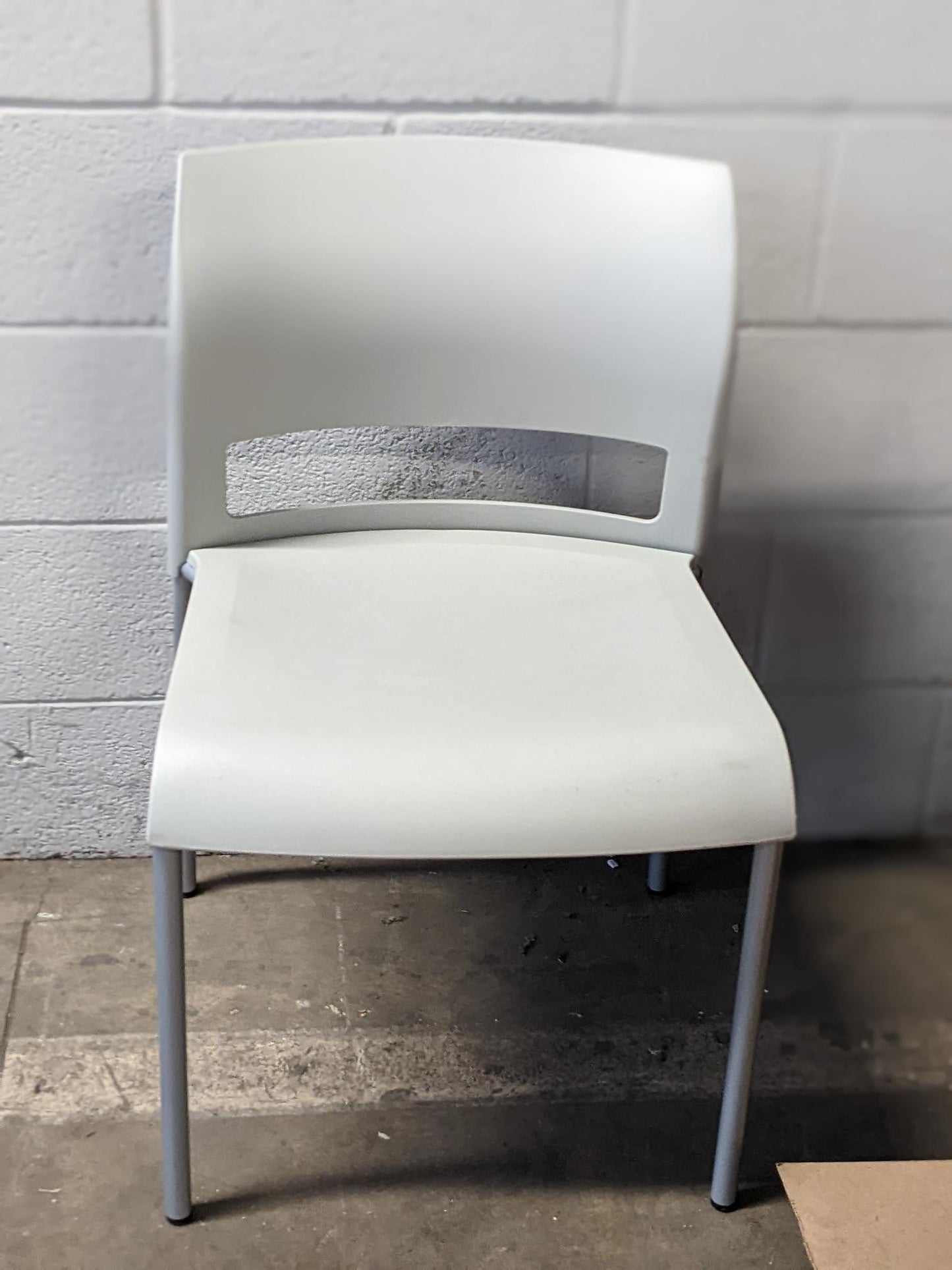 MOVE CHAIR PLASTIC SEAT NO ARMS GLIDES