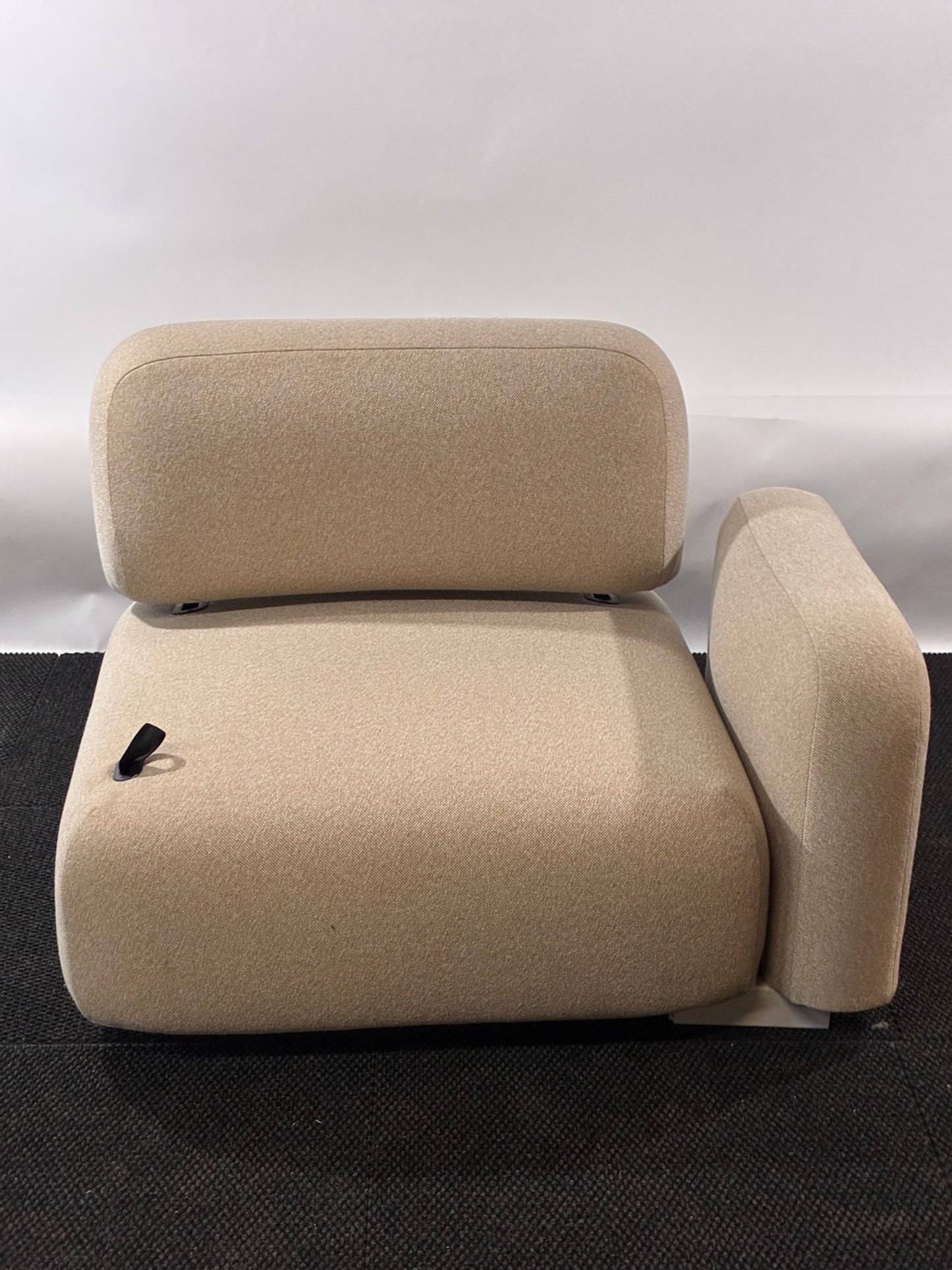 COALESSE | ENSEMBLE MODULAR1-SEAT PERFORMANCE LOUNGE WITH ARM