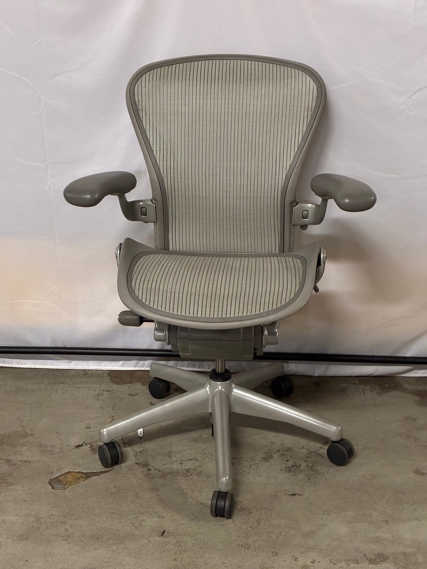 HERMAN MILLER | AERON TASK CHAIR B 2 DOTS, NO LUMBAR SUPPORT