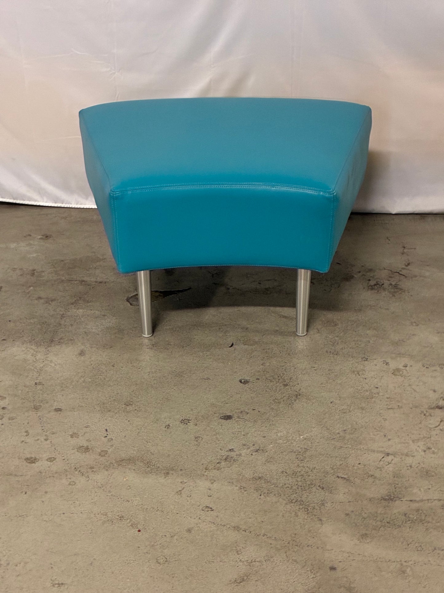 HIGH POINT FURNITURE | EVETTE YOUTH SIZE CURVED BENCH