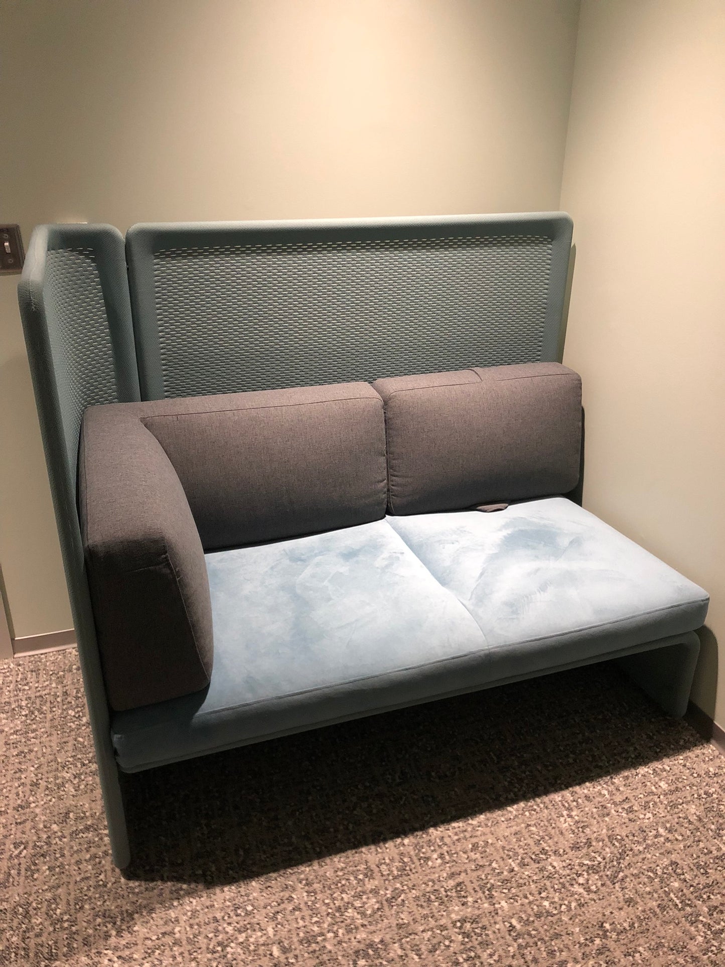 STEELCASE | LAGUNITAS LOUNGE - RH SCREEN