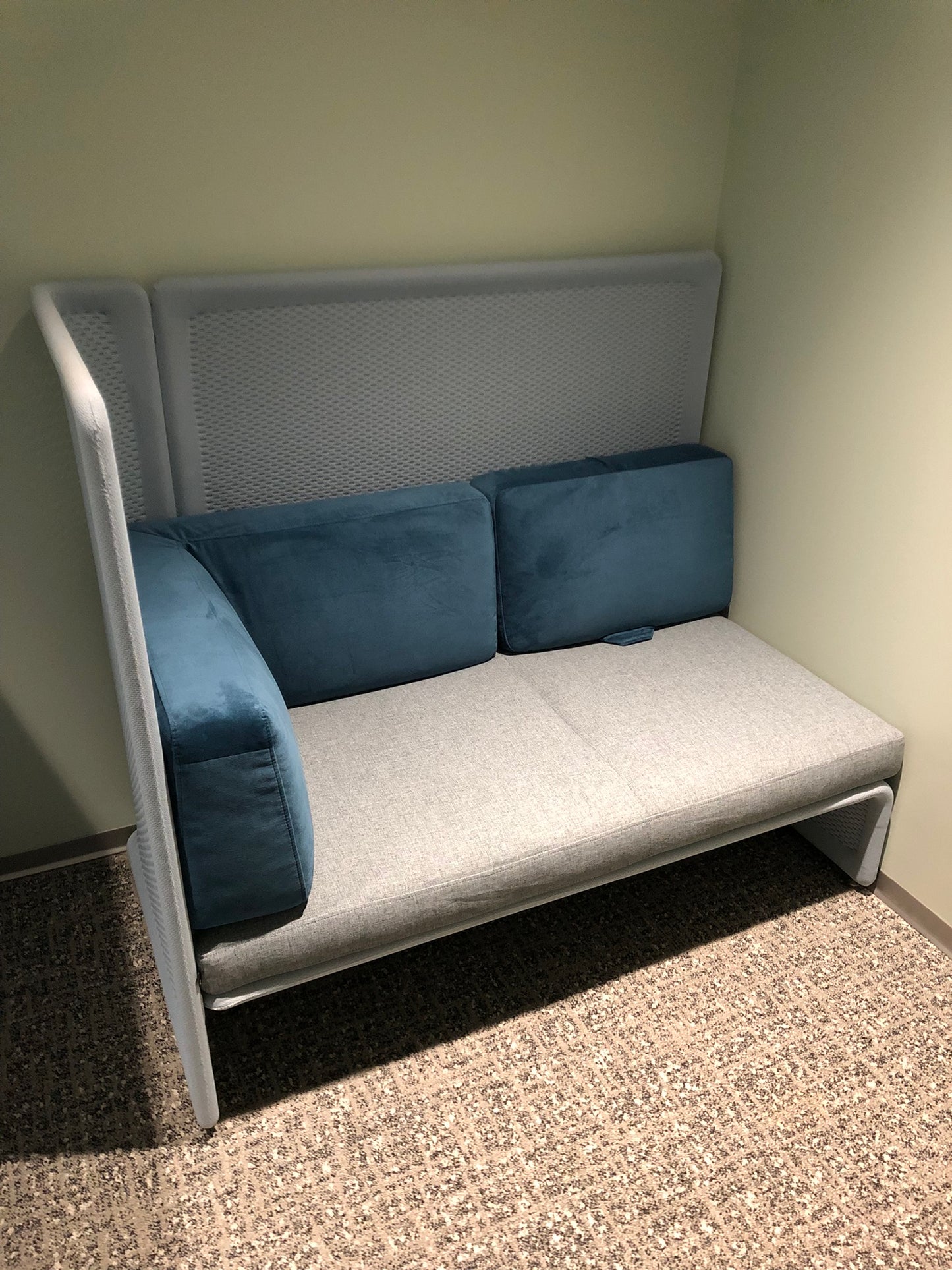 STEELCASE | LAGUNITAS LOUNGE V2 - RH SCREEN