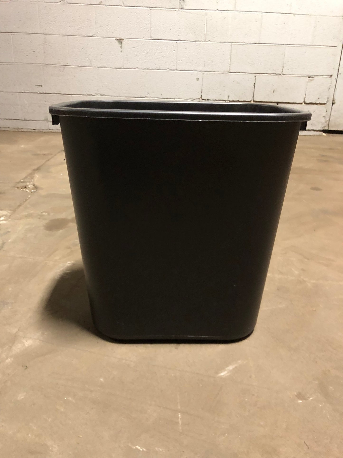 RUBBERMAID WASTEBASKET BLACK V2