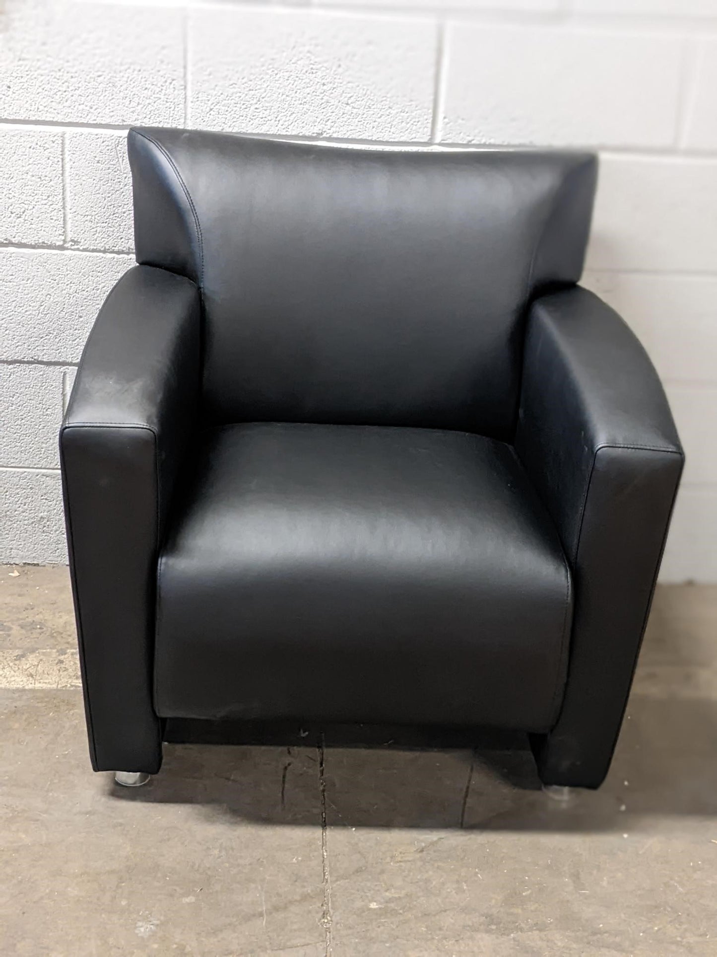 PERFORMANCE OFFICE FURNISHING CLUB CHAIR
