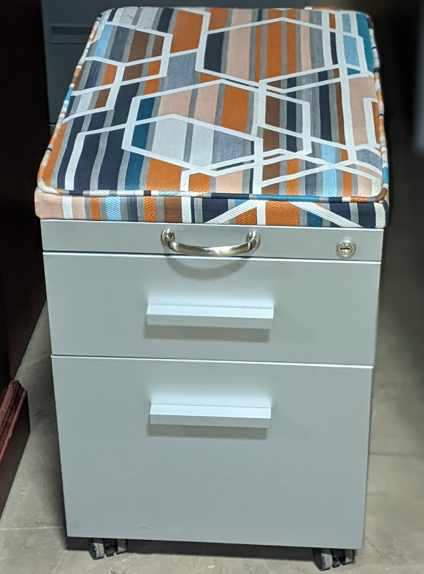 TURNSTONE | MOBILE PEDESTAL W/CUSHION TOP