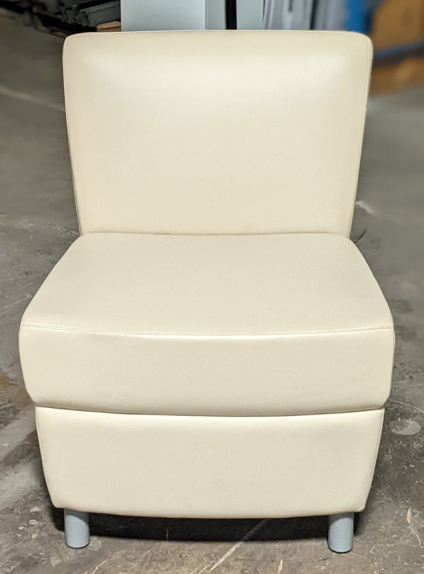 PREOWNED | ARMLESS LOUNGE CHAIR