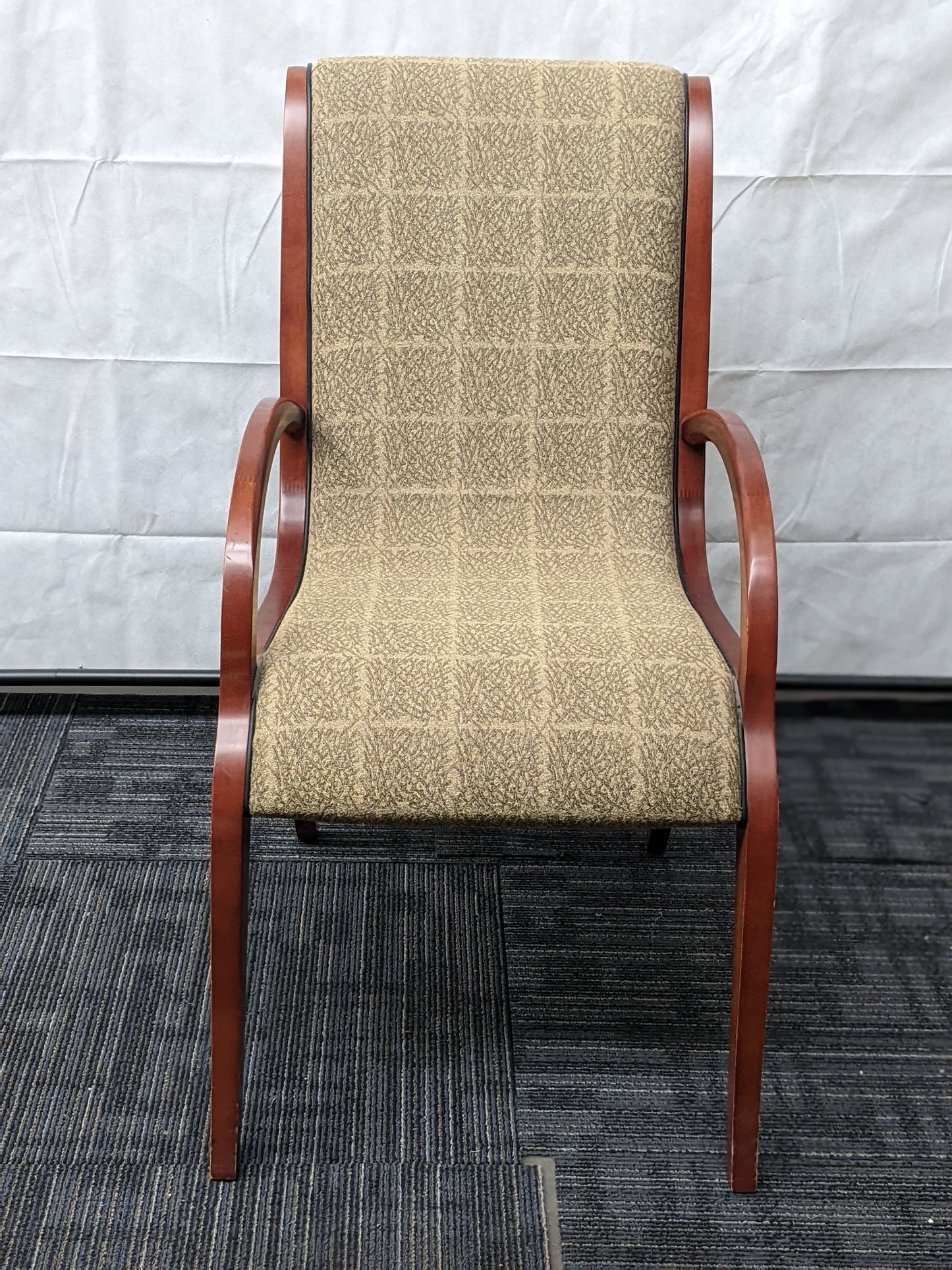 LOUNGE CHAIR