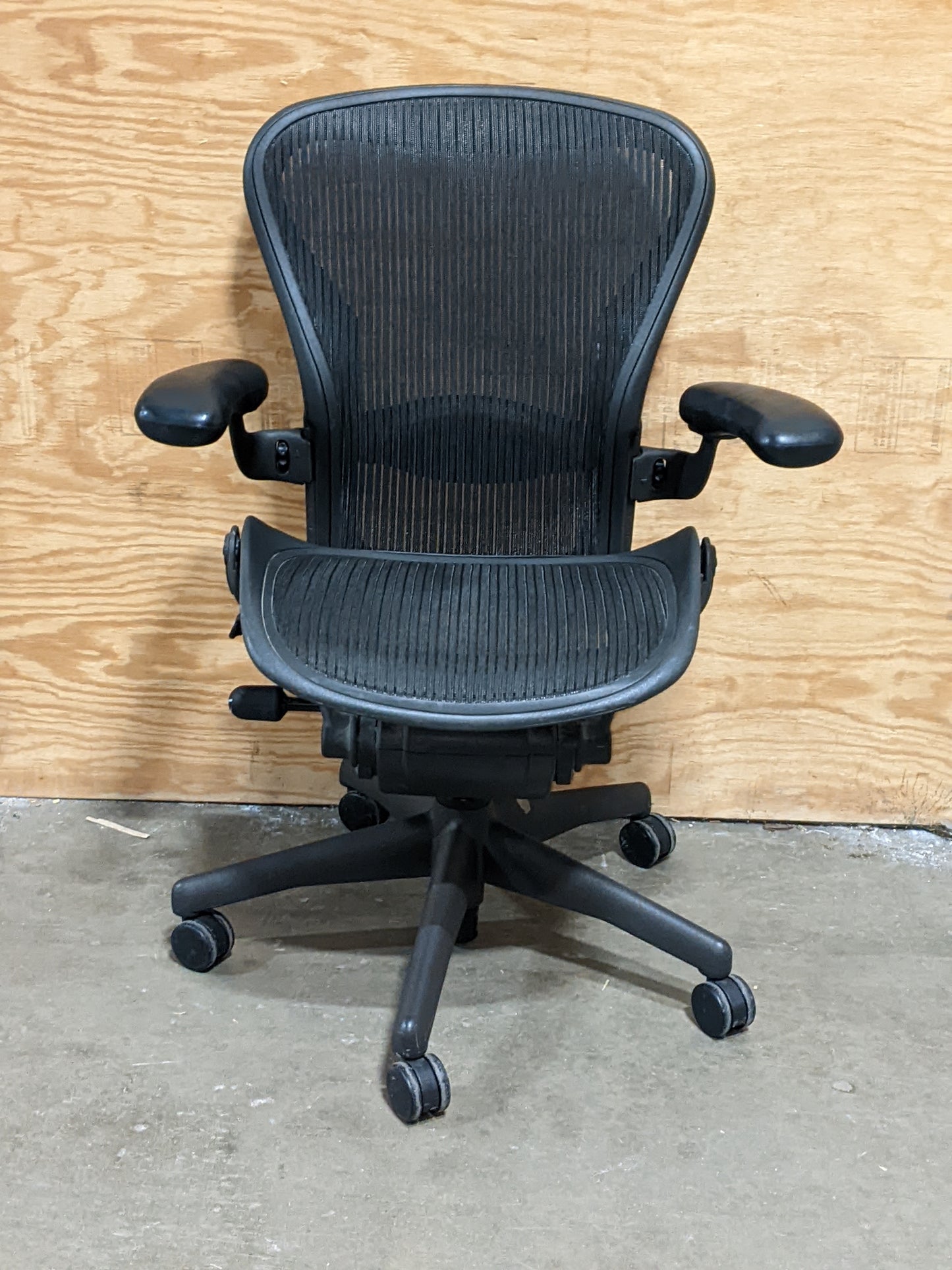 HERMAN MILLER | AERON TASK CHAIR (B) 2 DOTS