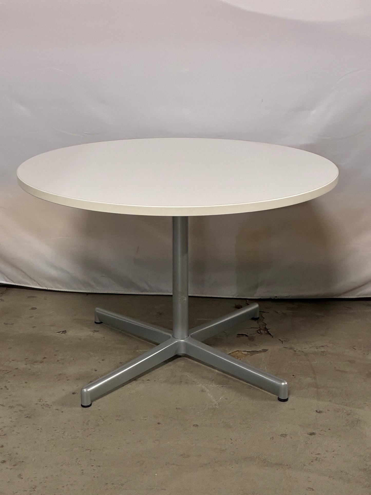 STEELCASE | ROUND TABLE 42"D