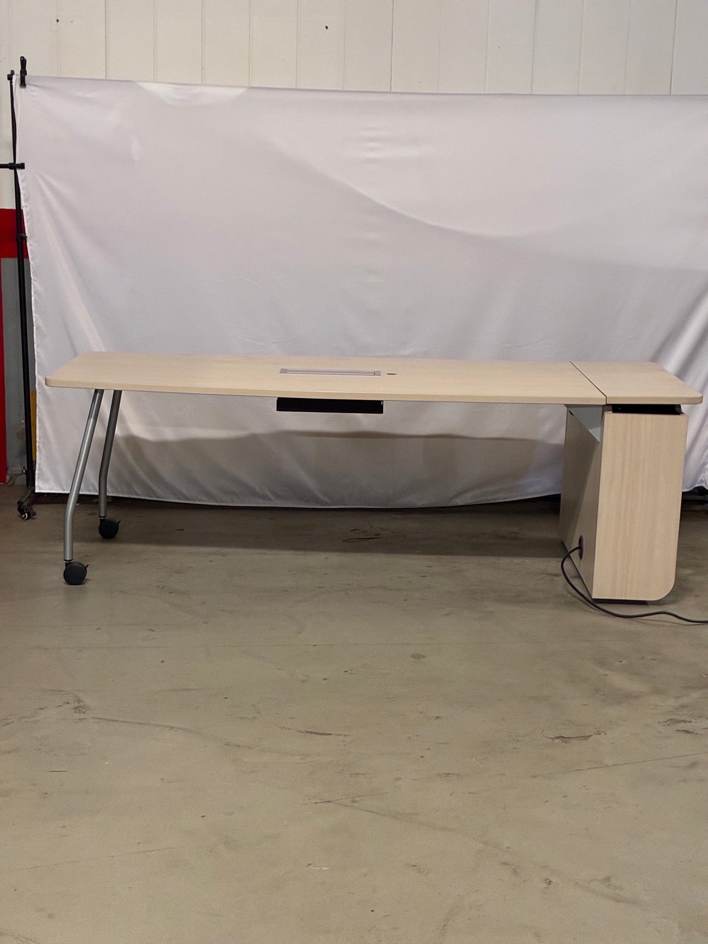 STEELCASE | VERB ACTIVE MEDIA TABLE W/TV