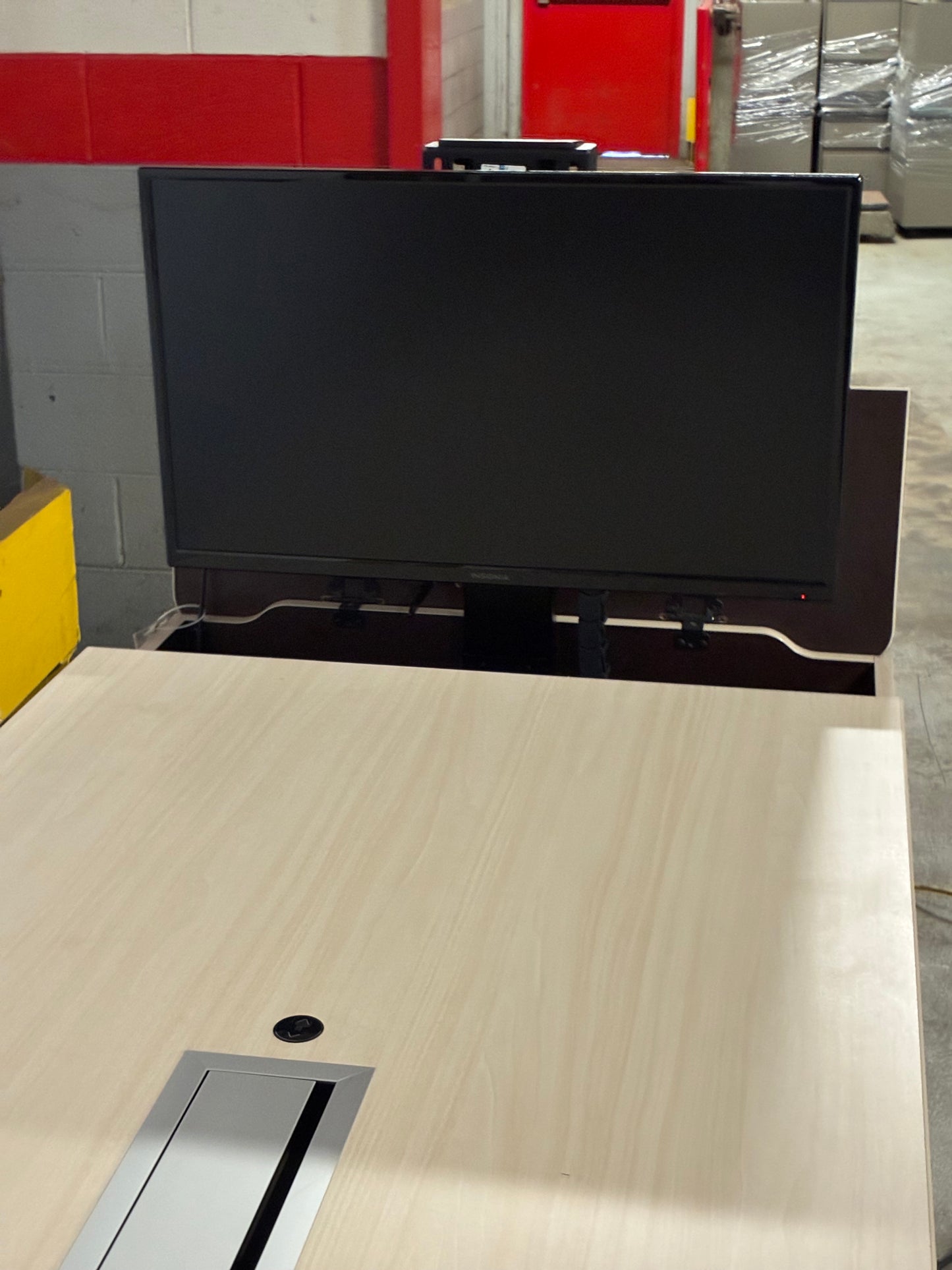 STEELCASE | VERB ACTIVE MEDIA TABLE W/TV