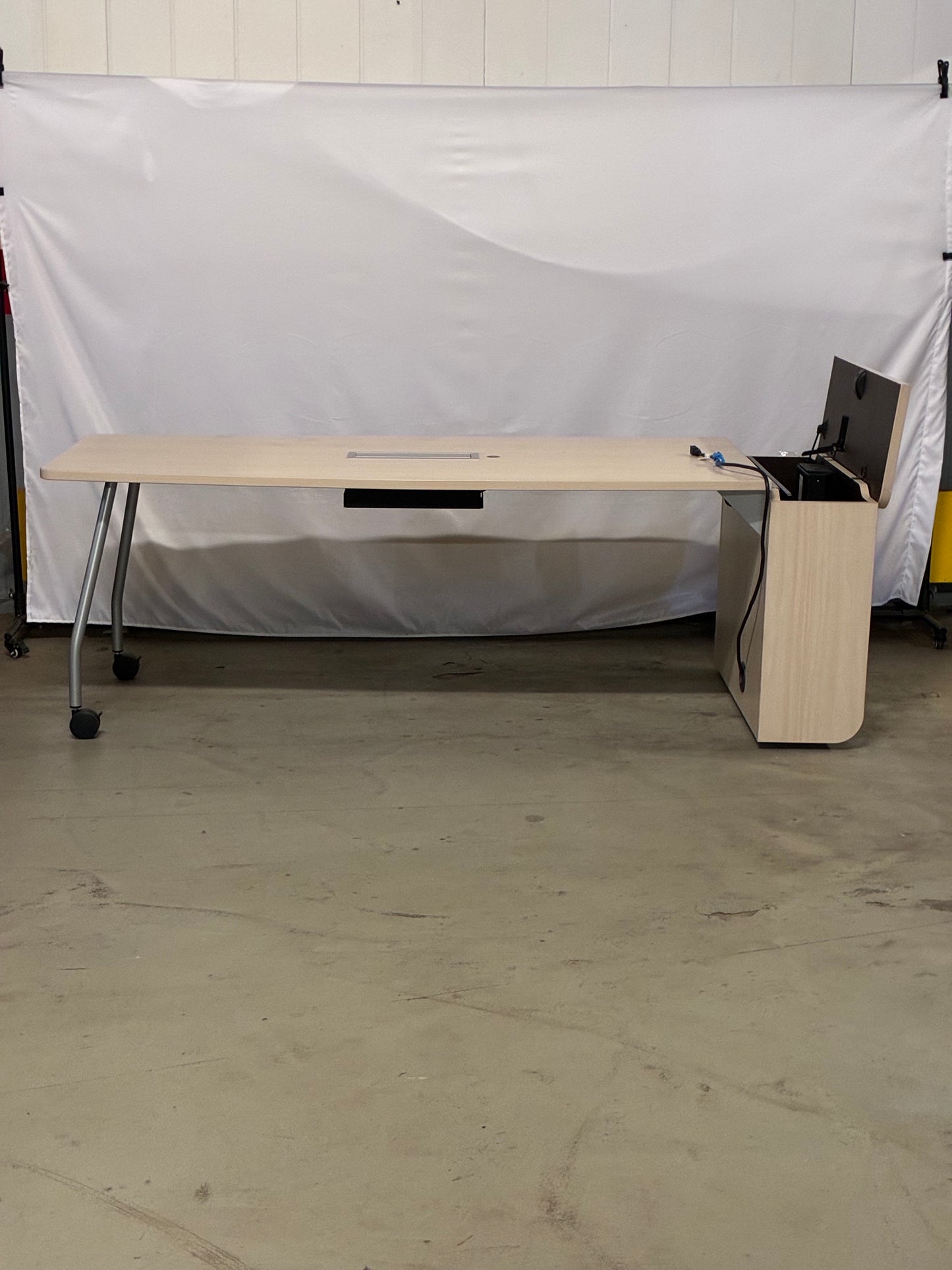 STEELCASE | VERB ACTIVE MEDIA TABLE W/TV