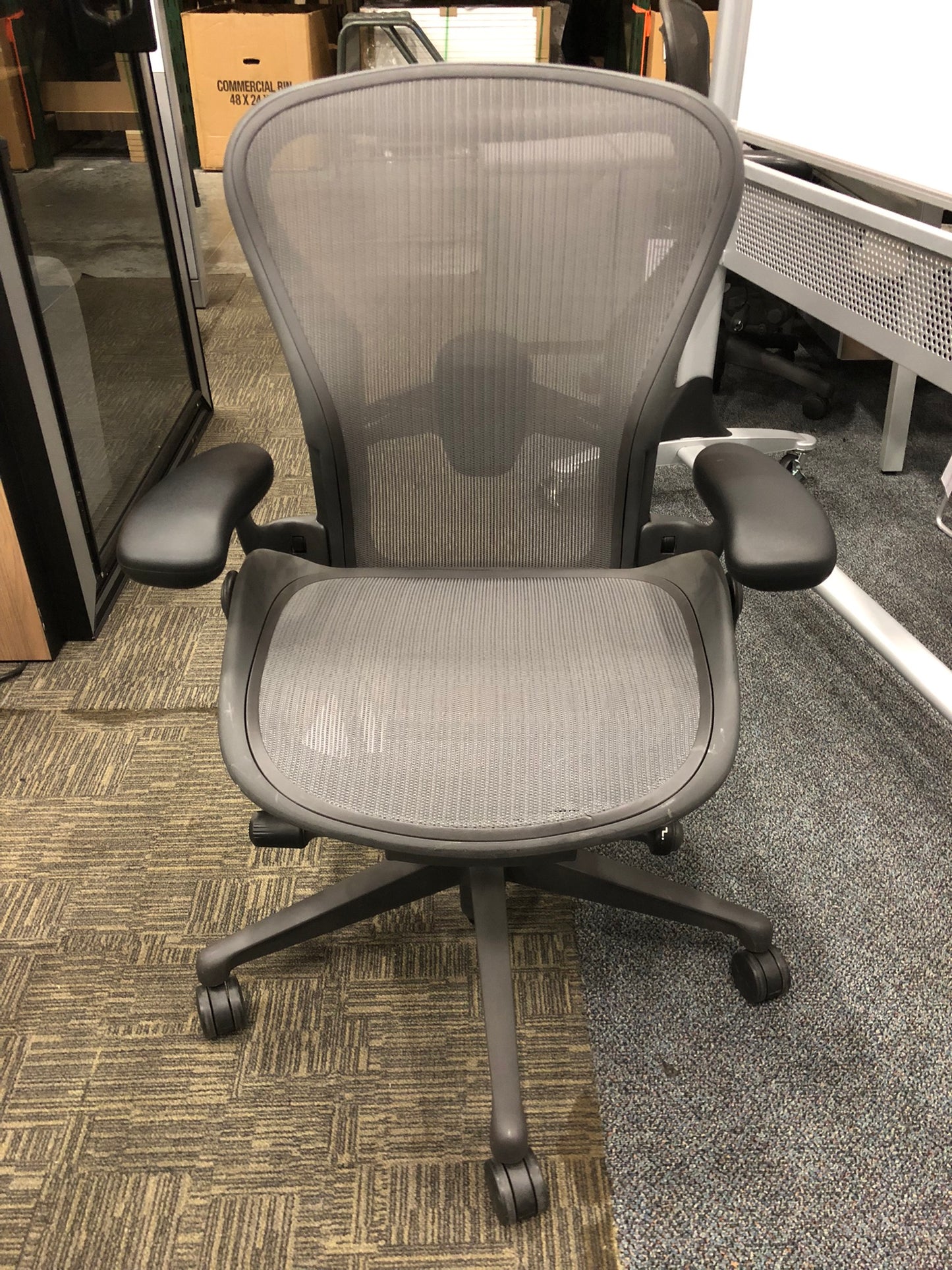 HERMAN MILLER | AERON TASK CHAIR B 2 DOTS