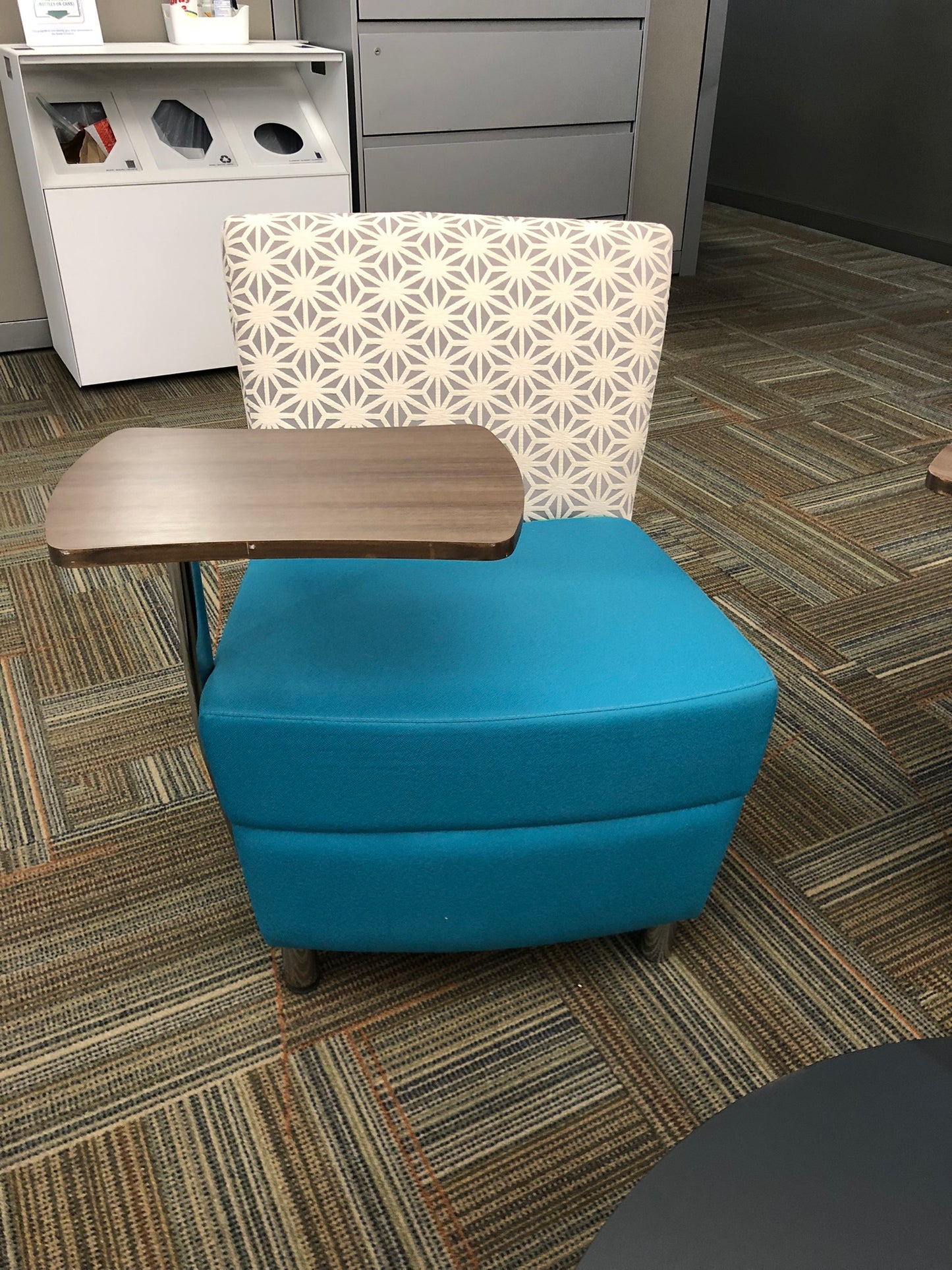 ARCADIA LOUNGE CHAIR WITH TABLET ARMRIGHT