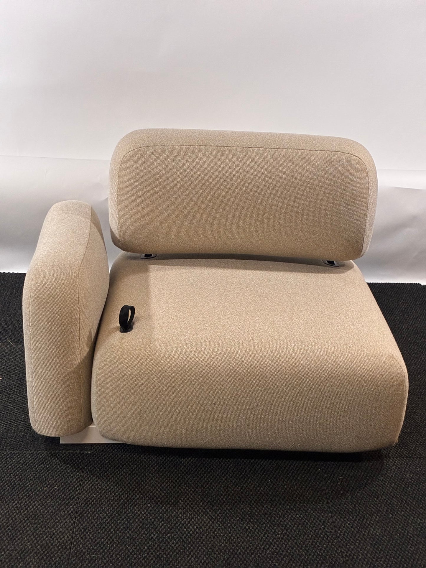 COALESSE | ENSEMBLE MODULAR1-SEAT PERFORMANCE LOUNGE WITH ARM
