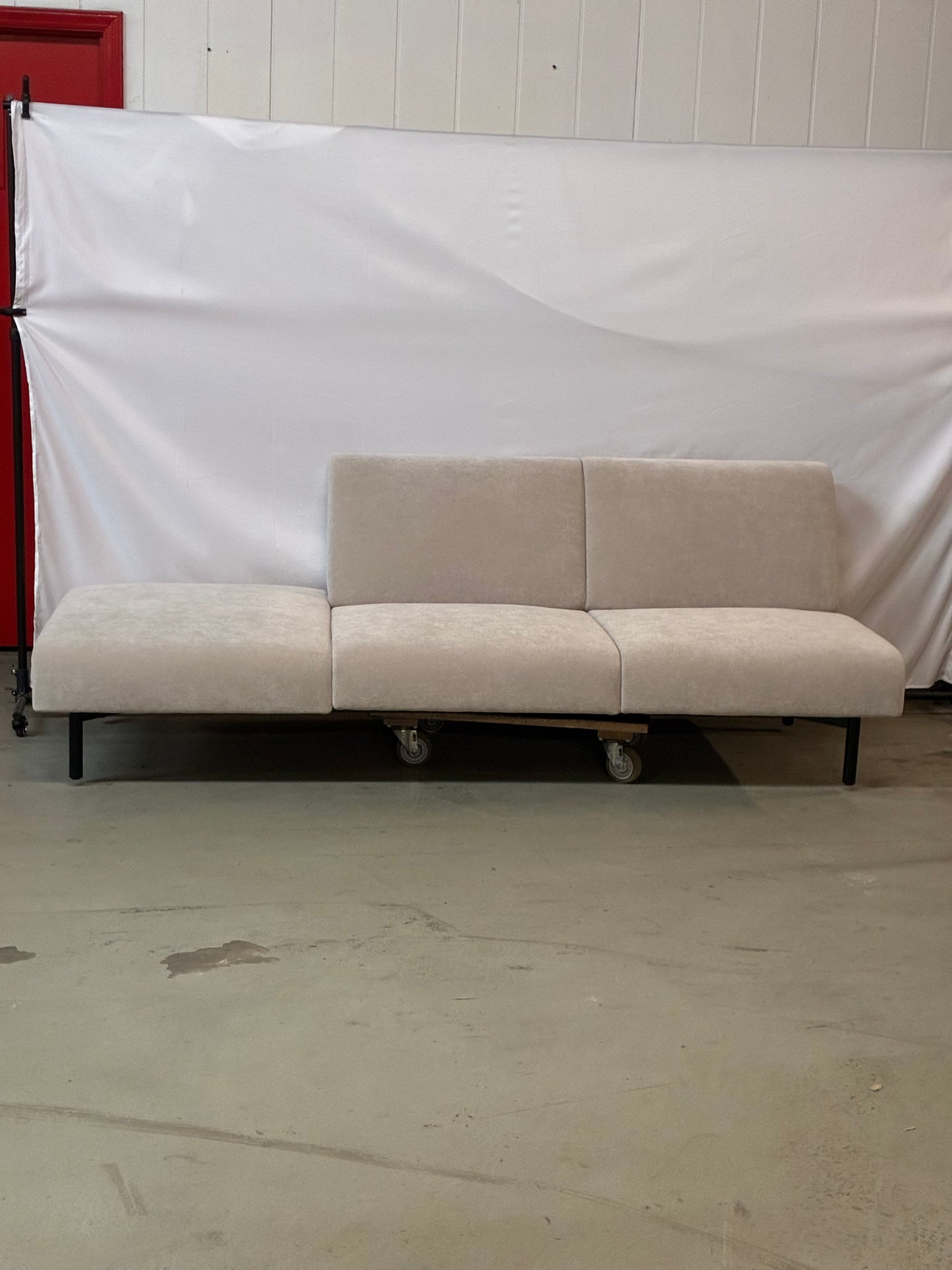 COALESSEE | SISTEMA; LOUNGE- 3 SEAT, LEG BASE