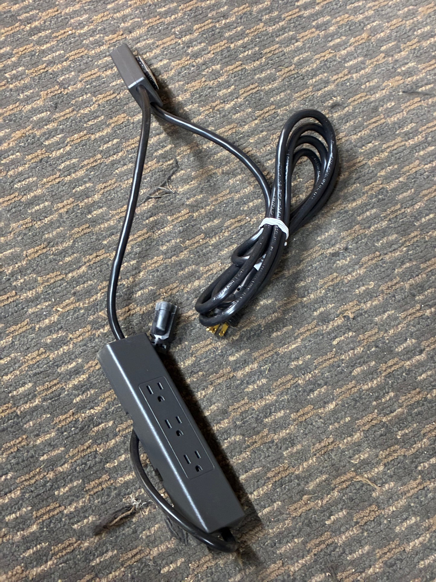 STEELCASE | UNDER WORKSURFACE UTILITY POWER