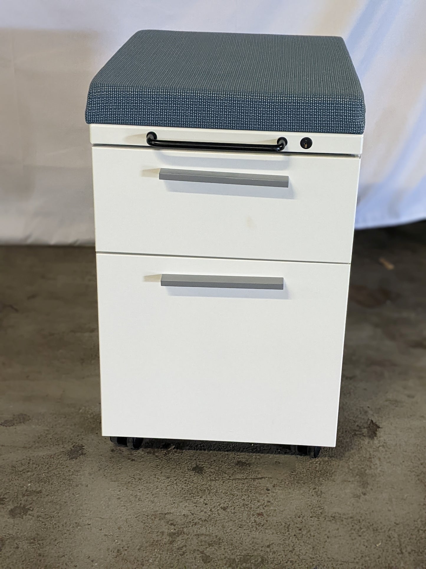 HERMAN MILLER MOBILE PEDESTAL W/SEAT CUSHION, PULL/SLOPED HANDLE