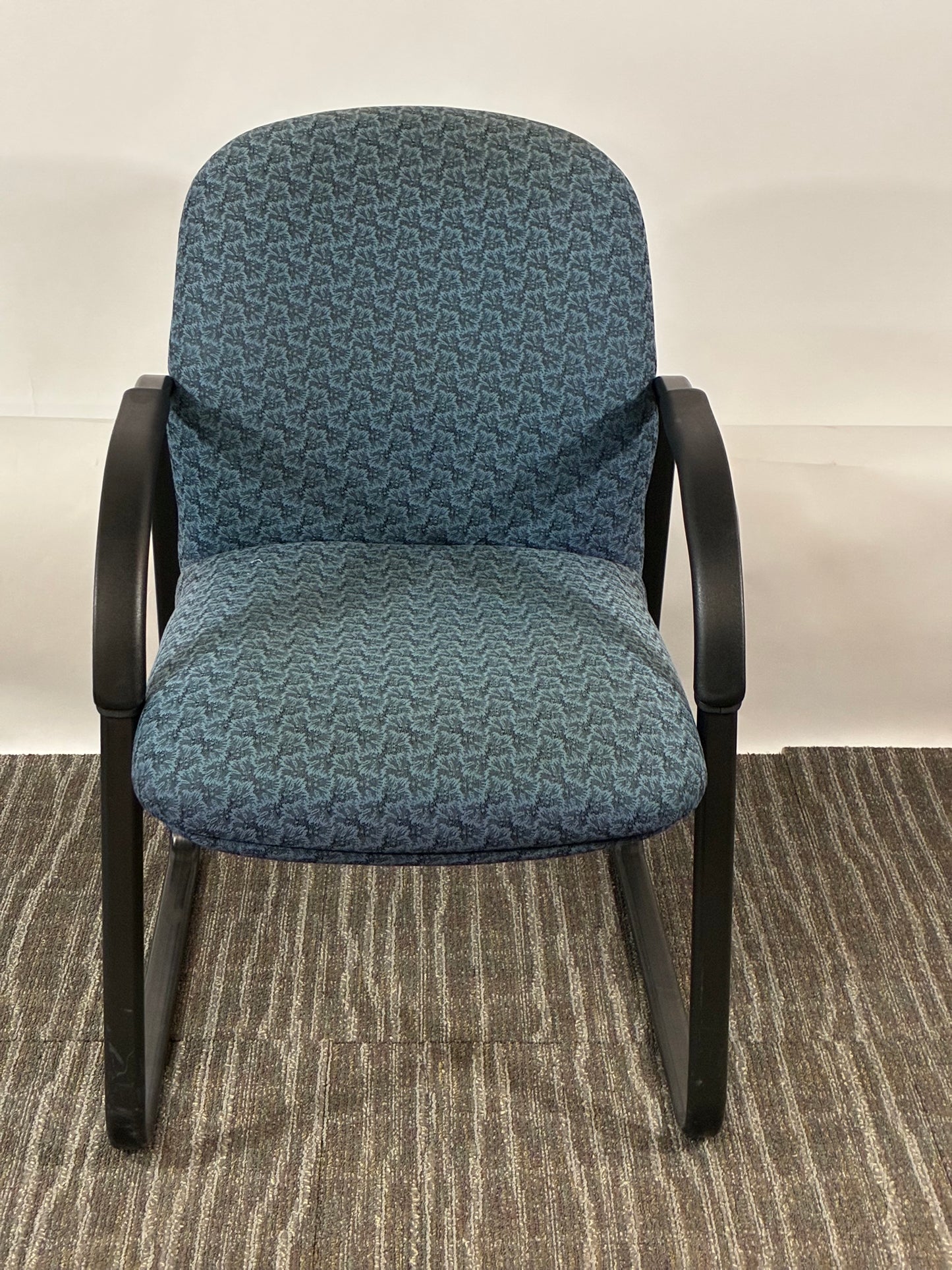HON | GUEST CHAIR