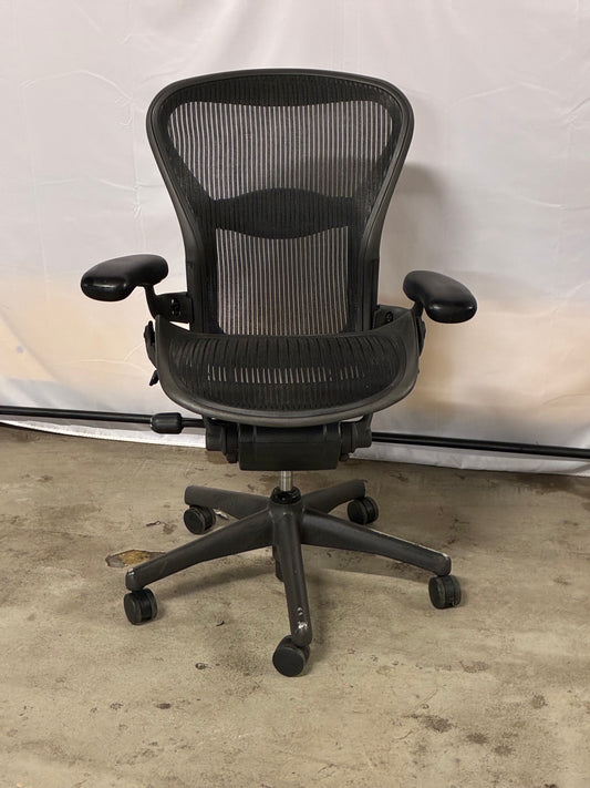 HERMAN MILLER | AERON TASK CHAIR B 2 DOTS