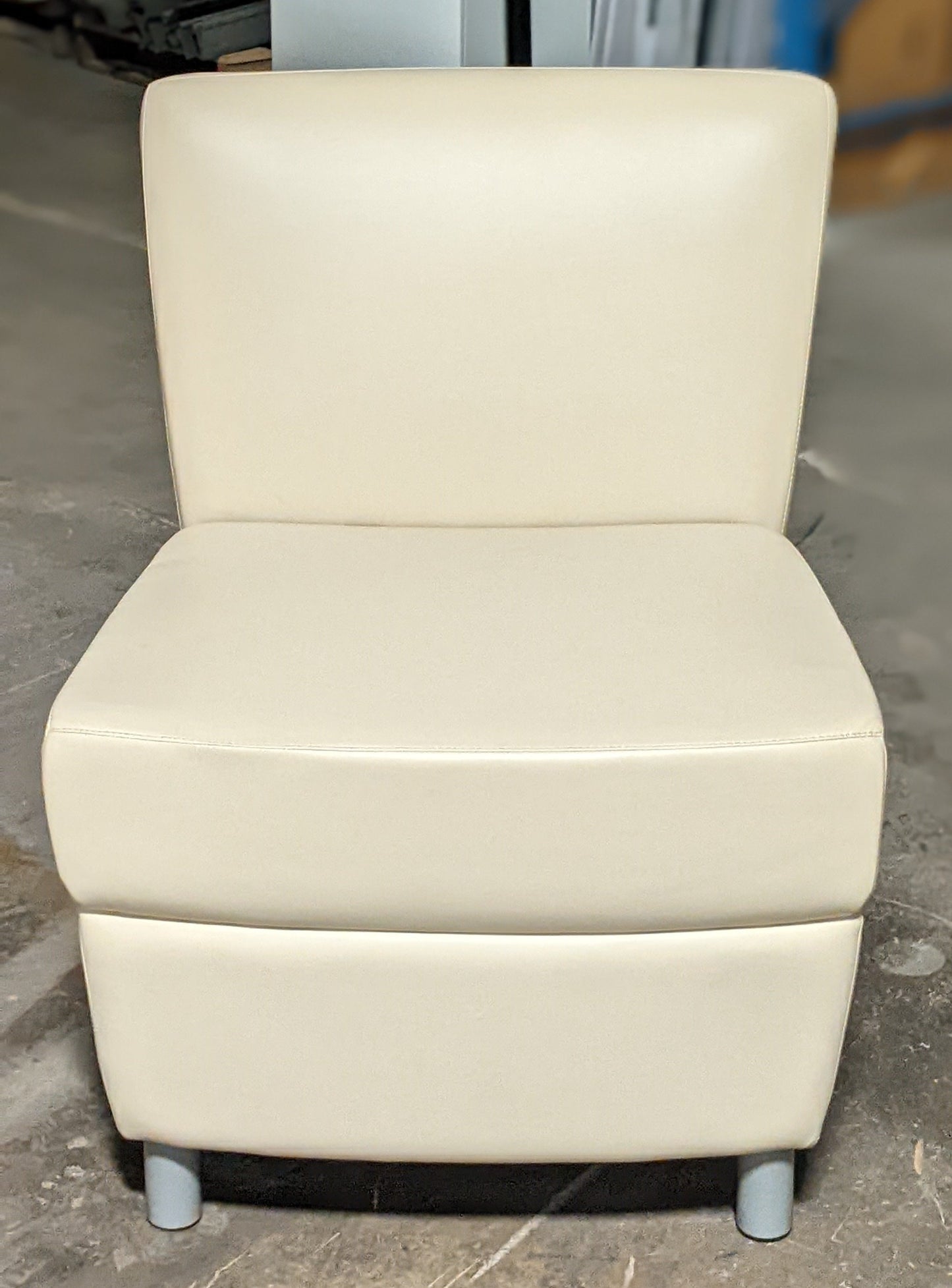 PREOWNED |  ARMLESS LOUNGE CHAIR