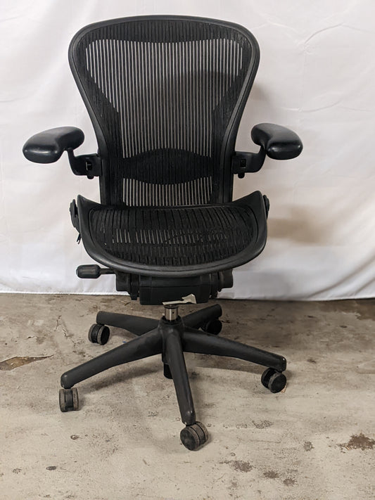 HERMAN MILLER | AERON TASK CHAIR  B 2 DOTS